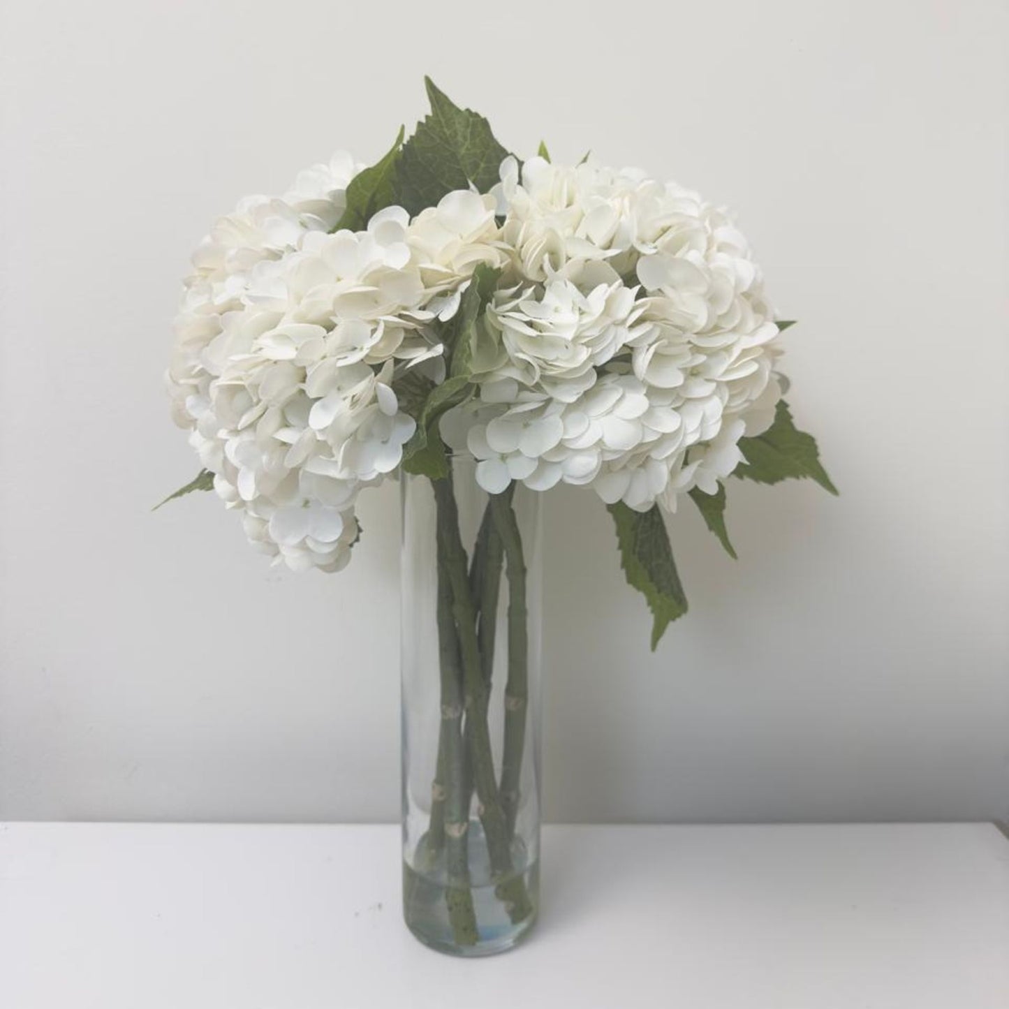 ARTIFICIAL HYDRANGEA ARRANGEMENT IN GLASS VASE