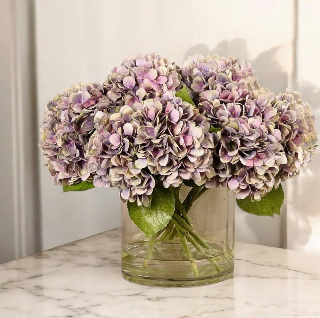 ARTIFICIAL HYDRANGEA IN ROUND GLASS VASE