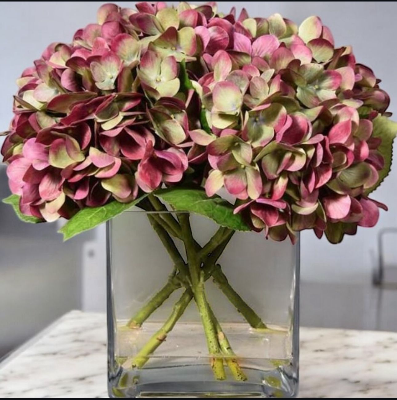 ARTIFICIAL HYDRANGEA ARRANGEMENT IN SQUARE GLASS VASE