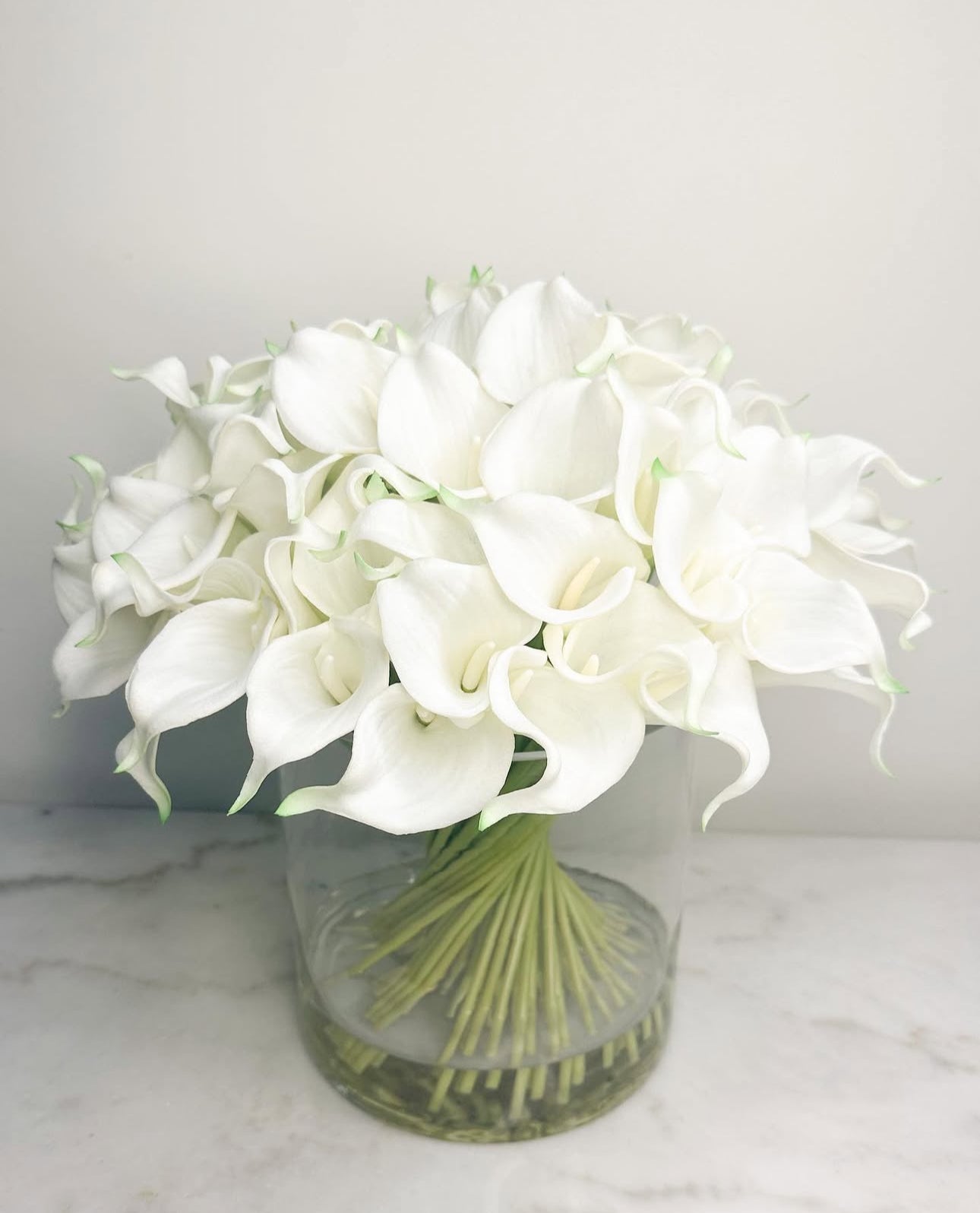 ARTIFICIAL CALLA LILY ARRANGEMENT IN GLASS VASE