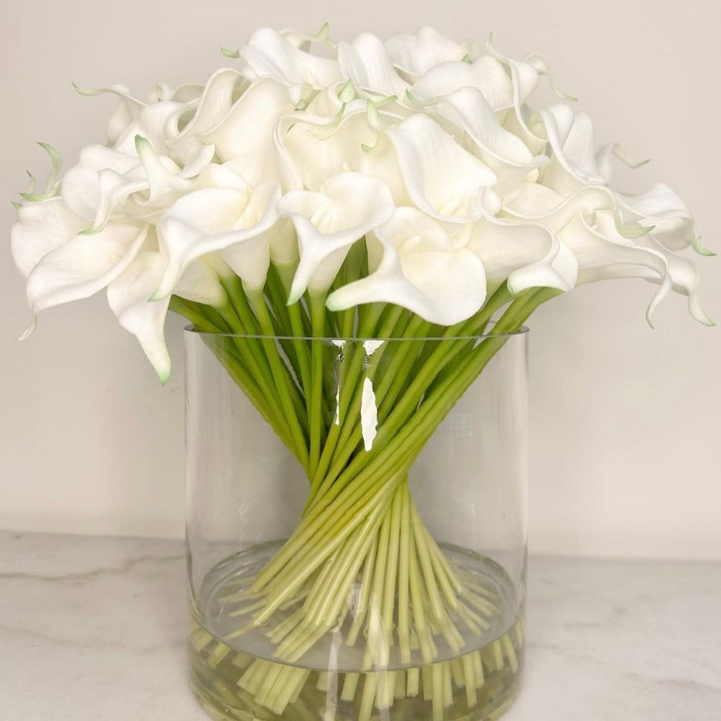 ARTIFICIAL CALLA LILY ARRANGEMENT IN GLASS VASE